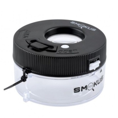 Lupa circular transparente com tampa preta e texto SMOKUS FOCUS