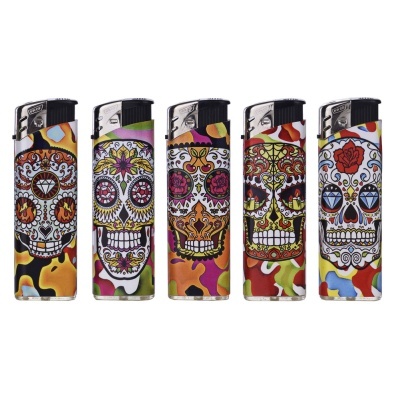 Cinco isqueiros com desenhos coloridos de caveiras decorativas em fundo branco.