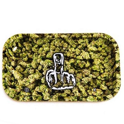 Tabuleiro com estampado de flores de cannabis verdes e mão branca a mostrar dedo médio