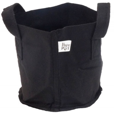 Saco preto de tecido com etiquetas e alças