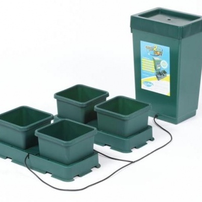 Sistema de cultivo automatizado com quatro vasos verdes e reservatório maior em fundo branco