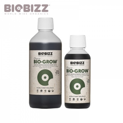 Duas embalagens do produto Bio·Grow da BioBizz, frascos pretos com tampas brancas e etiquetas brancas com texto verde e preto