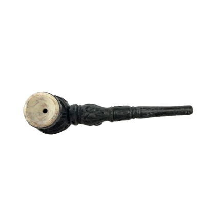 Cachimbo tradicional em madeira e osso com entalhes