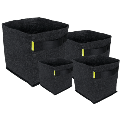 Conjunto de quatro sacos quadrados para plantas em tecido cinzento escuro com alças pretas e etiqueta amarela