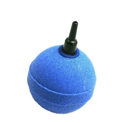 Esponja azul redonda com bico preto sobre fundo branco