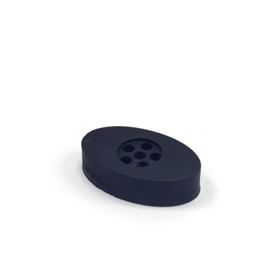 Botão oval preto com cinco furos centrais