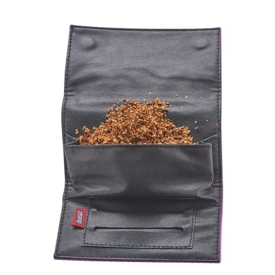 Carteira preta em couro com tabaco solto e selo RAW vermelho