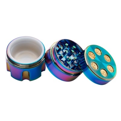 Triturador de ervas metálico iridescente azul e roxo de três partes com moedas douradas na tampa