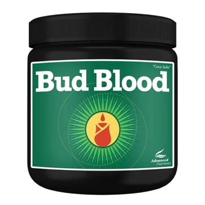 Frasco preto com rótulo verde do produto Bud Blood