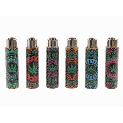Seis isqueiros com design de folhas de cannabis e padrões coloridos.