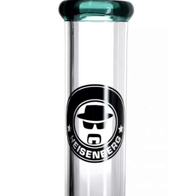 Copo de vidro transparente com logo Heisenberg e borda superior azul esverdeada.