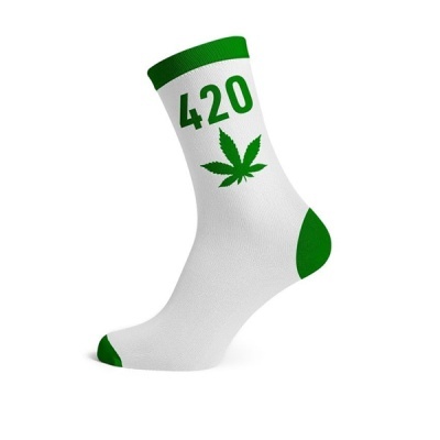 Meia branca com detalhes verdes e número 420 com uma folha verde