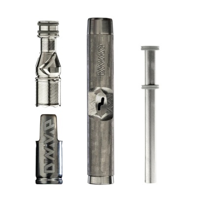 Conjunto de peças metálicas DYNAVAP em fundo branco