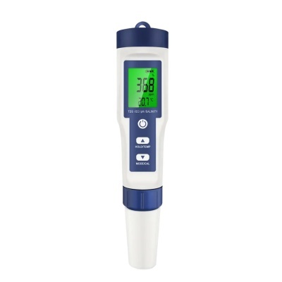 Medidor digital tipo caneta branco e azul com ecrã verde mostrando valores