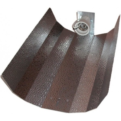 Refletor metálico texturizado bronze com suporte de lâmpada branco e base metálica prateada
