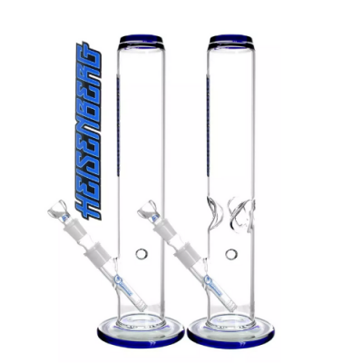 Dois tubos de vidro para fumar com detalhes azuis e o logotipo HEISENBERG