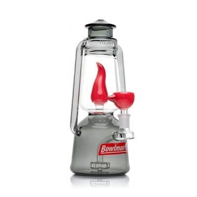 Objeto em vidro fumado e transparente com design de candeeiro e detalhes vermelhos