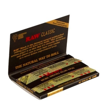 Pacote aberto de papel de enrolar RAW Classic preto e amarelo.