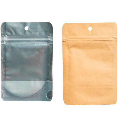 Dois sacos de embalagem com fecho zip, um prateado transparente e outro em papel kraft castanho.