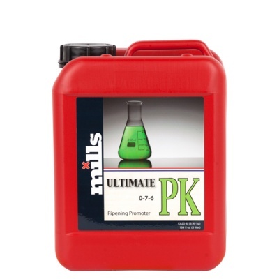 Recipiente vermelho Ultimate PK Ripening Promoter com rótulo e tampa preta