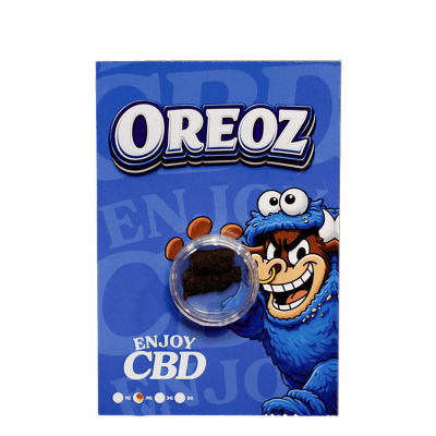 Pacote azul OREOZ com pedaços escuros e personagem azul desenhado