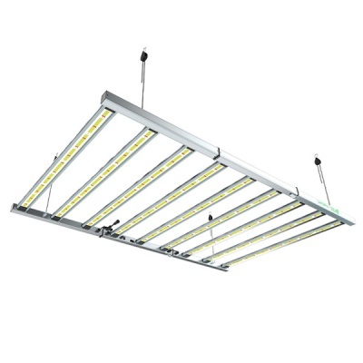 Luminária LED retangular suspensa com oito barras de luz e estrutura metálica prateada