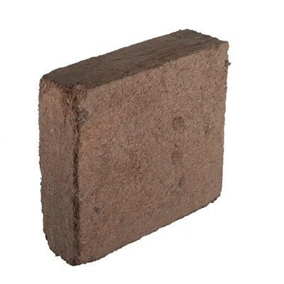 Bloco retangular de fibra de coco castanho com textura rugosa