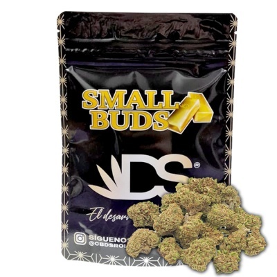 Embalagem preta SMALL BUDS DS e flores de cannabis verdes e castanhas