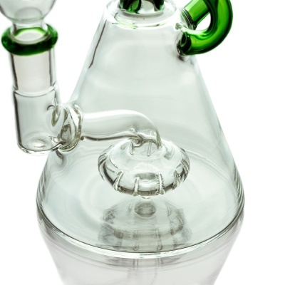Peça em vidro transparente e verde com forma cónica e tubo curvo, fundo branco