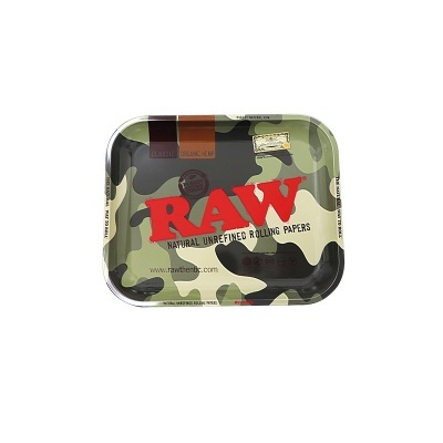 Tabuleiro metálico RAW com padrão camuflado e texto em vermelho