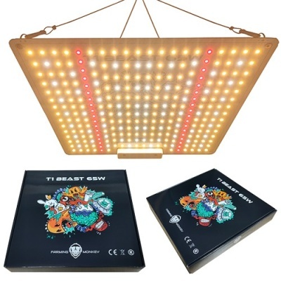 Painel LED quadrado com luzes amarelas e vermelhas e duas caixas pretas com ilustração colorida e texto T1 BEAST 65W