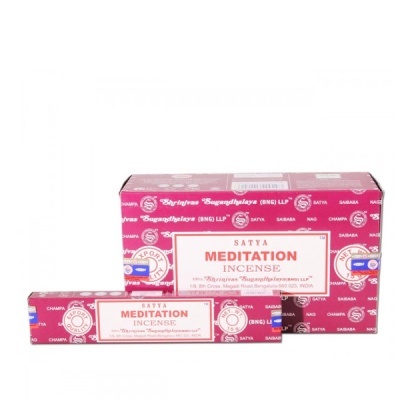 Embalagem roxa e branca de incenso Satya Meditation com texto