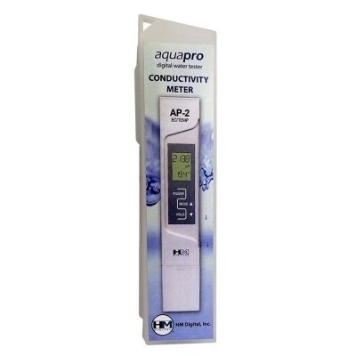 Medidor digital branco de condutividade da água aquapro AP-2 em caixa branca e azul com gotas de água