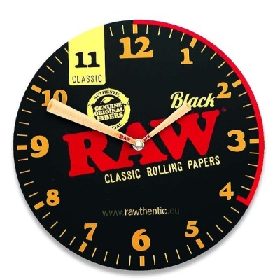 Relógio de parede RAW Black com fundo preto e números amarelos