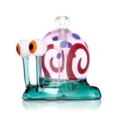 Objeto em vidro em forma de caracol colorido com olhos grandes