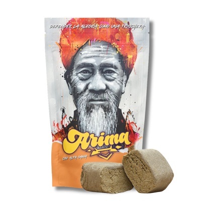 Pacote branco e laranja com rosto de homem idoso e produto castanho claro à frente