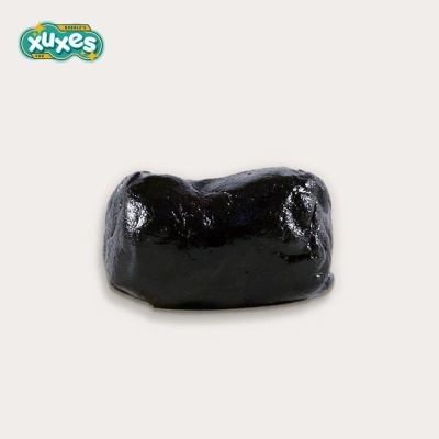 Doce preto brilhante e irregular com logótipo Xuxes ao lado