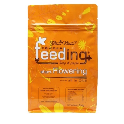Embalagem laranja de fertilizante em pó Green House Feeding short Flowering com texto e detalhes em branco e amarelo