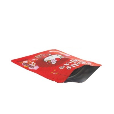 Embalagem de plástico vermelha com personagem Hello Kitty e fecho zip