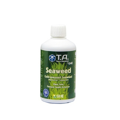 frasco de tónico para plantas com algas marinhas e rótulo verde