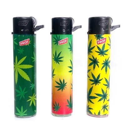 Três isqueiros PROF com folhas de cannabis em fundos coloridos.