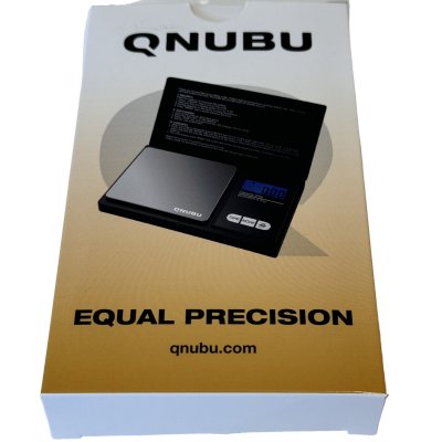 Balança digital QNUBU com visor LCD azul e botões na caixa amarela.