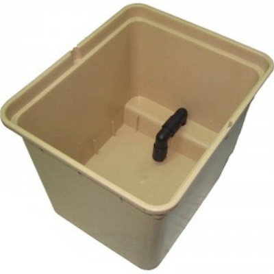 Recipiente quadrado de plástico bege com um tubo preto interno