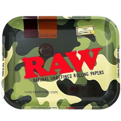 Tabuleiro metálico camuflado com texto RAW e outras inscrições
