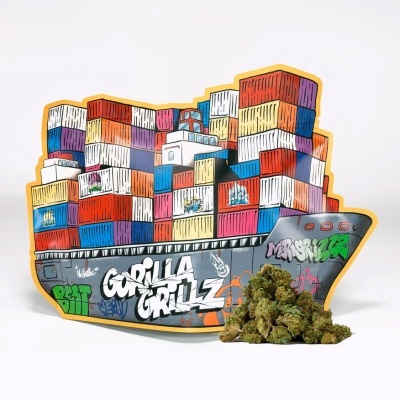 Embalagem de produto em formato de navio cargueiro com grafiti e flores de cannabis na frente