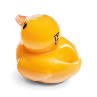 Brinquedo de borracha amarelo em forma de pato com bico laranja e logótipo H na cabeça