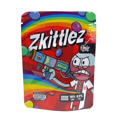 Embalagem colorida Zkittlez com personagem cartoon e arco-íris