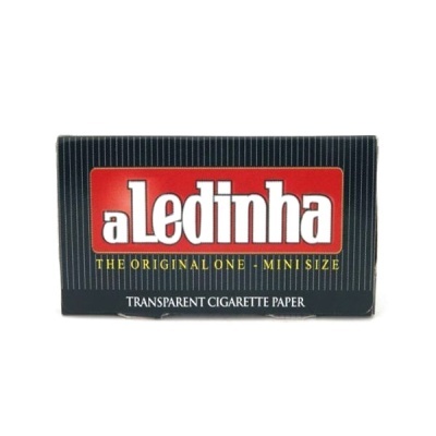 Embalagem preta com texto de folhas de seda para cigarros