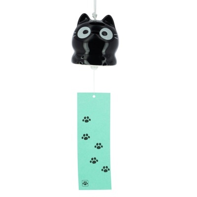 Sino de cerâmica preto com desenho de gato e etiqueta verde com pegadas pretas