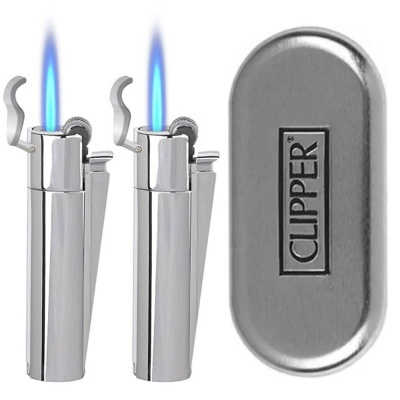 Dois isqueiros metálicos com chama azul e caixa metálica com a palavra CLIPPER